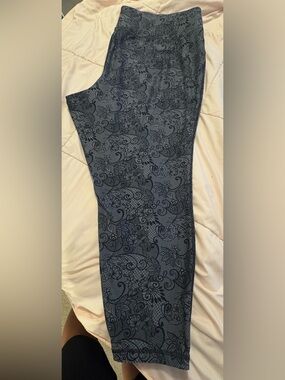 Lane Bryant LIVI Active Leggings, Black Grey Floral Paisley Pattern, 26/28